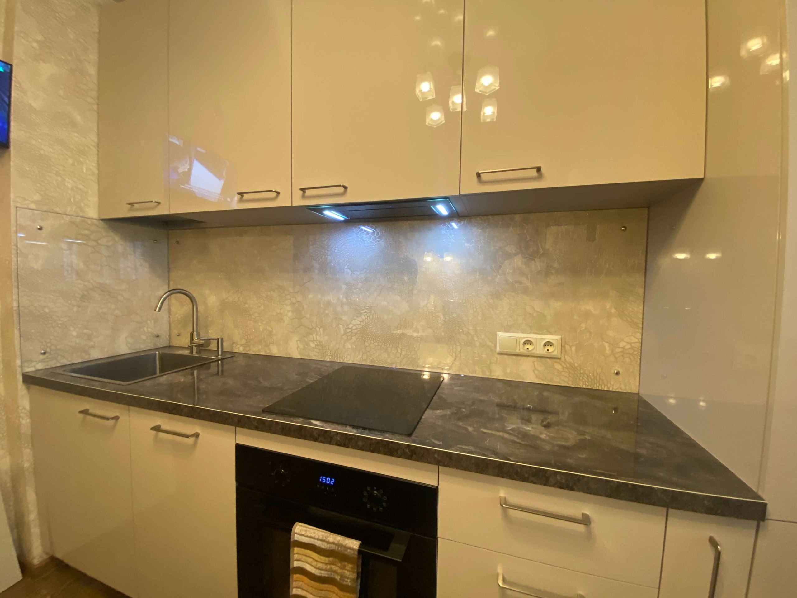 fartuk-prozrachnoe-steklo